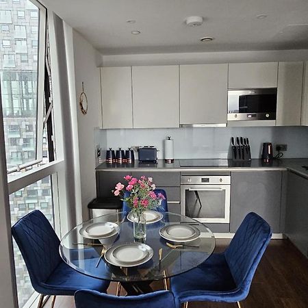 2 Bed Luxurious Apartments Canary Wharf Лондон Екстер'єр фото