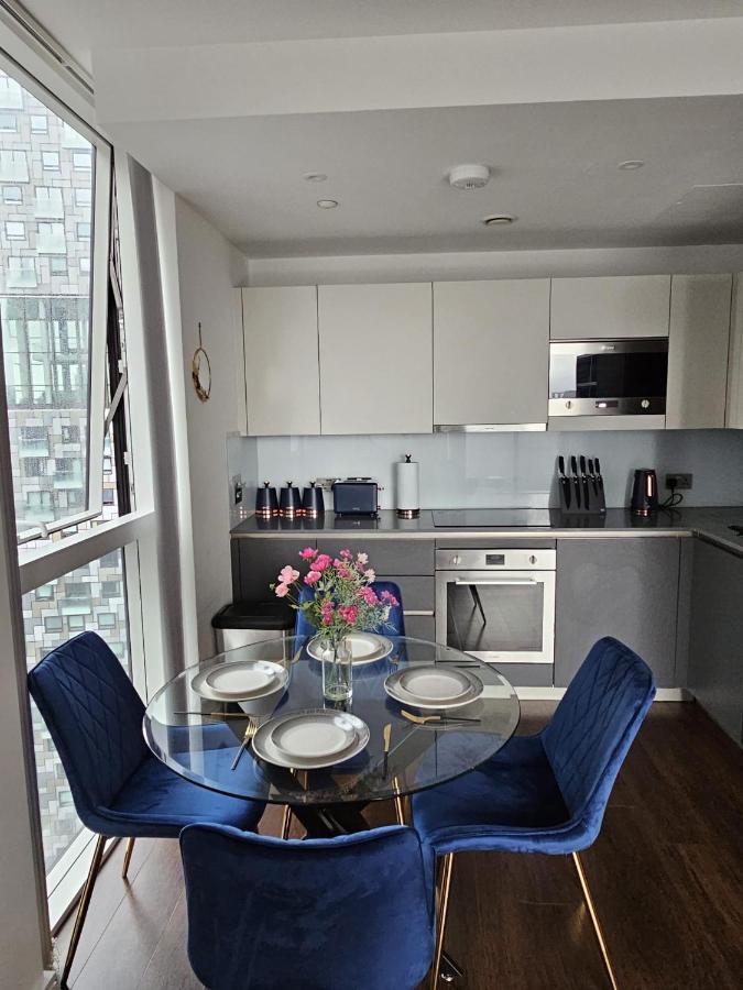 2 Bed Luxurious Apartments Canary Wharf Лондон Екстер'єр фото