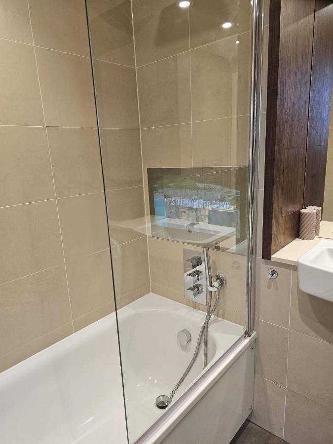 2 Bed Luxurious Apartments Canary Wharf Лондон Екстер'єр фото