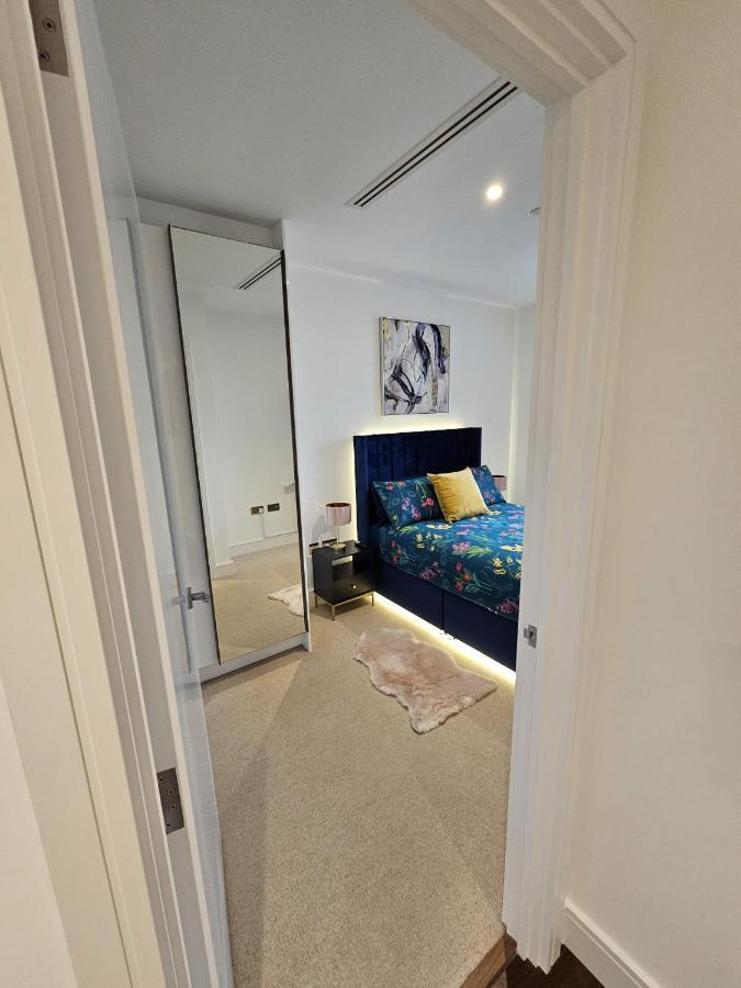 2 Bed Luxurious Apartments Canary Wharf Лондон Екстер'єр фото