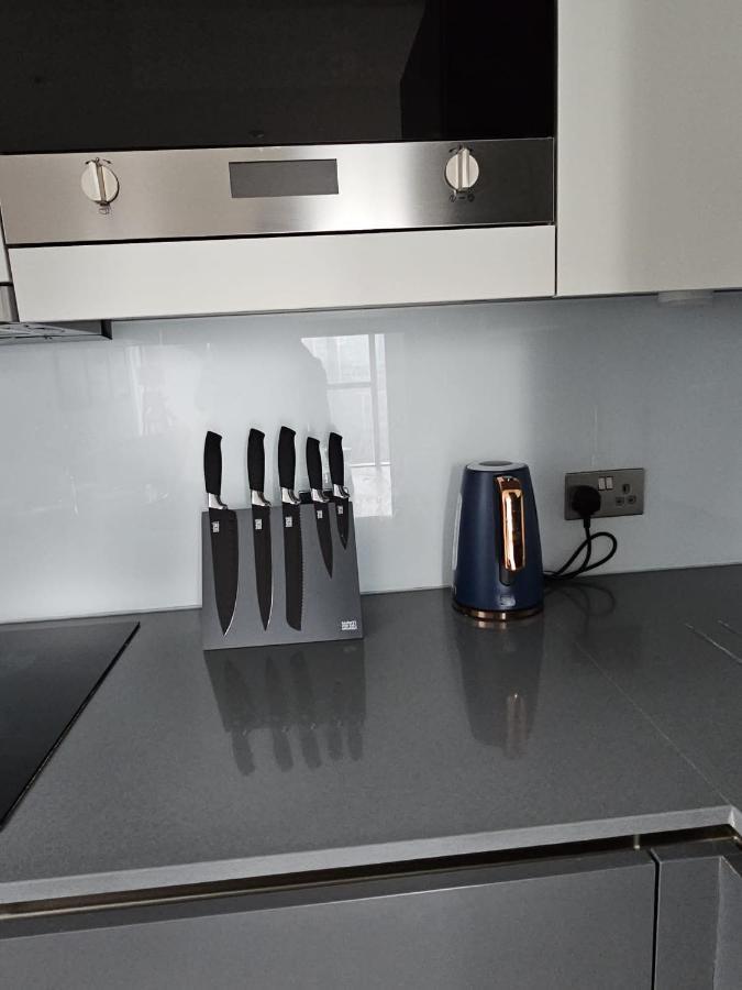 2 Bed Luxurious Apartments Canary Wharf Лондон Екстер'єр фото