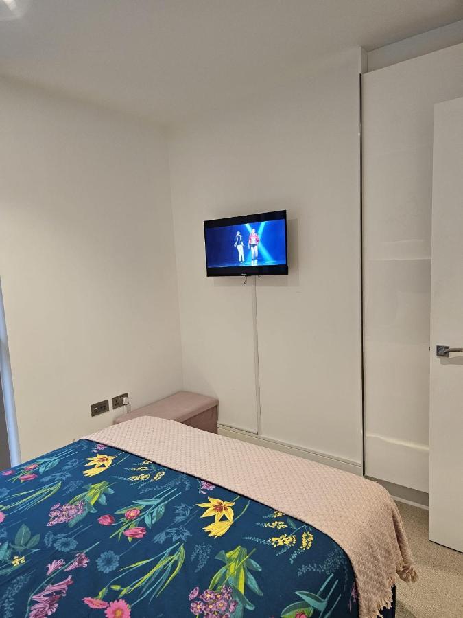 2 Bed Luxurious Apartments Canary Wharf Лондон Екстер'єр фото