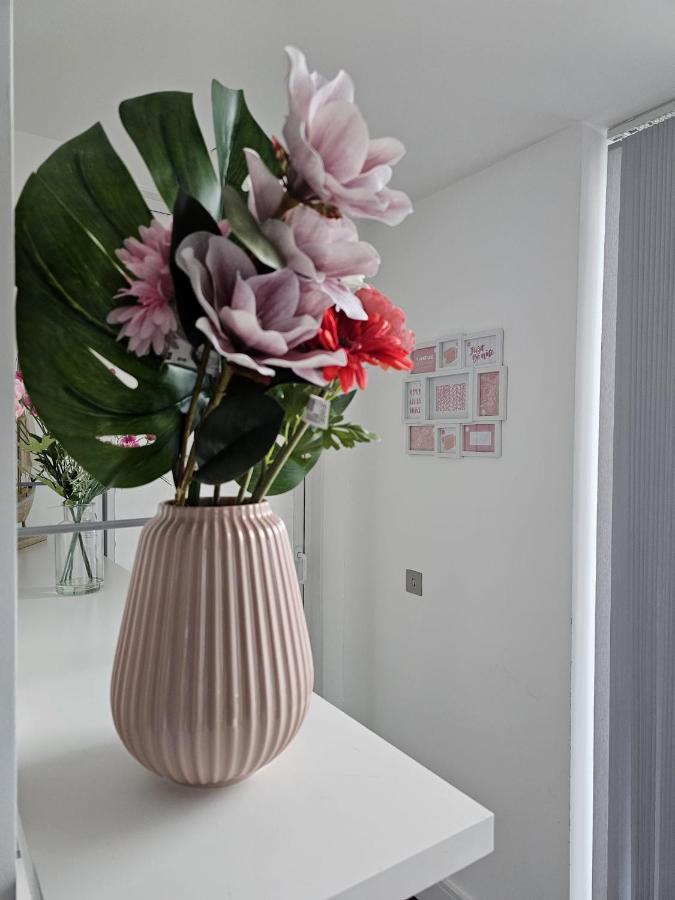 2 Bed Luxurious Apartments Canary Wharf Лондон Екстер'єр фото