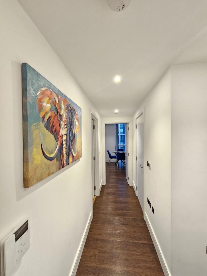 2 Bed Luxurious Apartments Canary Wharf Лондон Екстер'єр фото