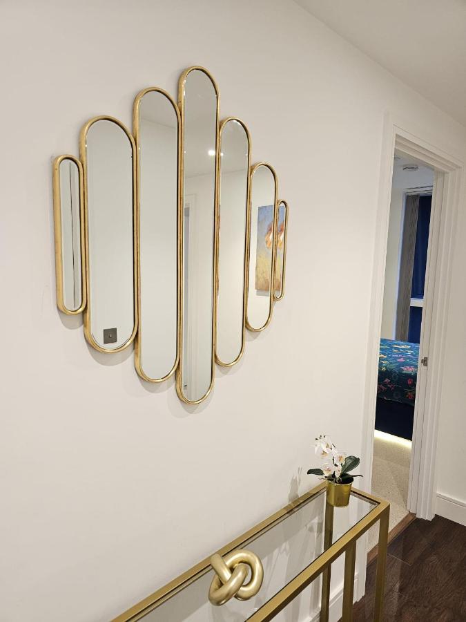 2 Bed Luxurious Apartments Canary Wharf Лондон Екстер'єр фото