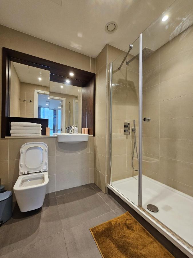2 Bed Luxurious Apartments Canary Wharf Лондон Екстер'єр фото
