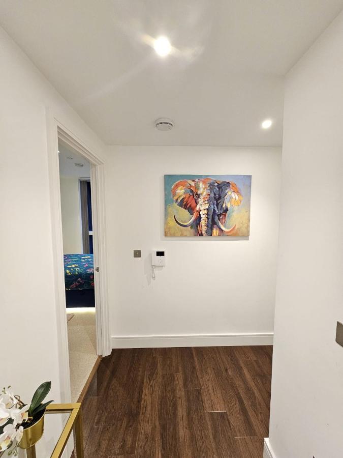 2 Bed Luxurious Apartments Canary Wharf Лондон Екстер'єр фото