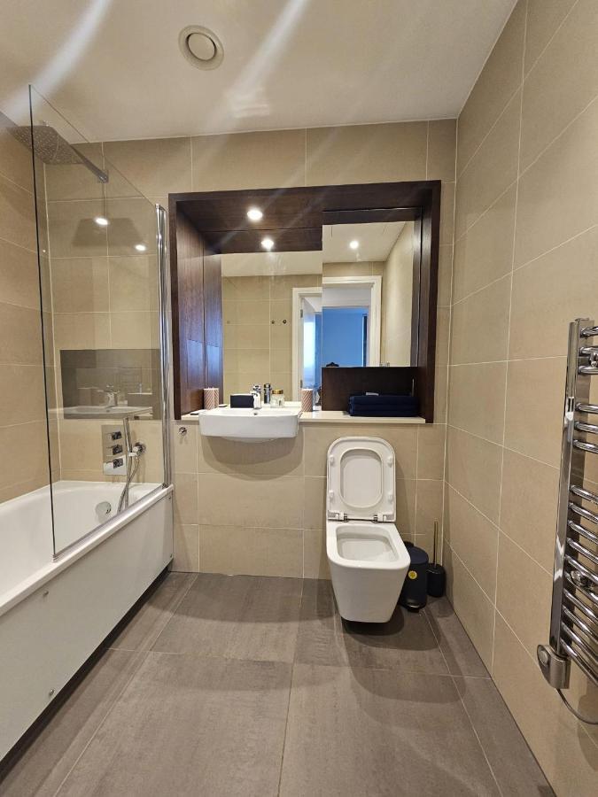 2 Bed Luxurious Apartments Canary Wharf Лондон Екстер'єр фото