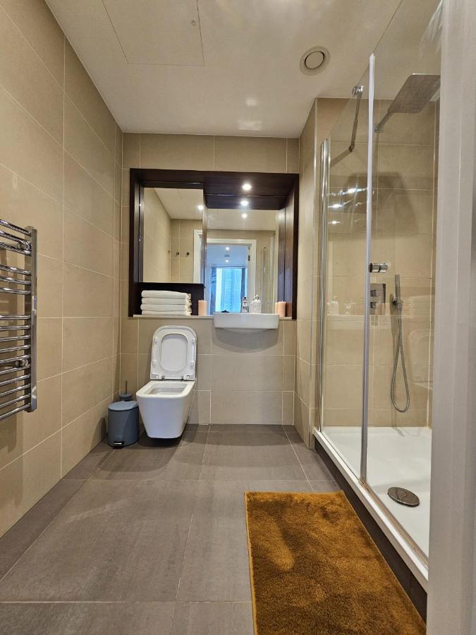 2 Bed Luxurious Apartments Canary Wharf Лондон Екстер'єр фото
