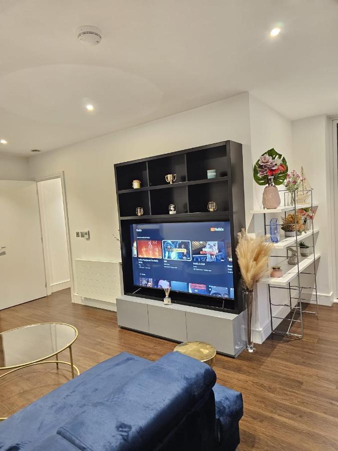 2 Bed Luxurious Apartments Canary Wharf Лондон Екстер'єр фото