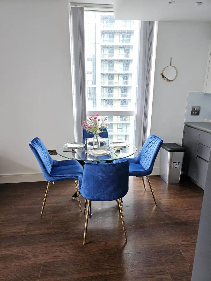 2 Bed Luxurious Apartments Canary Wharf Лондон Екстер'єр фото