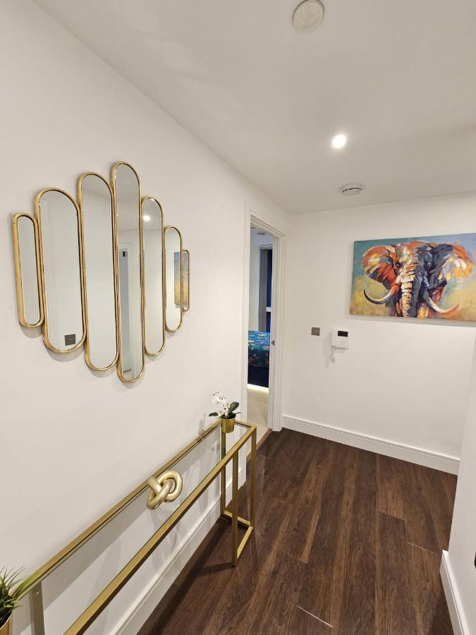 2 Bed Luxurious Apartments Canary Wharf Лондон Екстер'єр фото